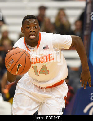 Syracuse, NY, STATI UNITI D'AMERICA. 28 Nov, 2014. Nov 28, 2014: Siracusa guard Kaleb Giuseppe #14 durante la prima metà del gioco. Santa Croce a Siracusa al Carrier Dome in Syracuse, New York. © csm/Alamy Live News Foto Stock