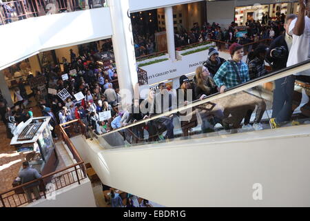 San Luigi. 28 Nov, 2014. I manifestanti sciamare per il centro commerciale Galleria sul Venerdì nero in reazione alla non accusa a carico del funzionario di polizia Darren Wilson che ha ucciso 18-anno-vecchio Michael Brown, a St. Louis, Stati Uniti, Nov, 28, 2014. Credito: Marcus DiPaola/Xinhua/Alamy Live News Foto Stock