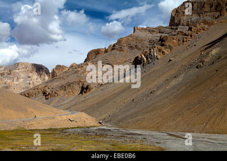 Ciclista sulla Manali a Leh autostrada attraverso l'Himalaya Foto Stock