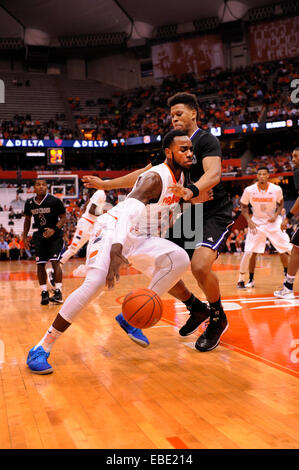 Syracuse, NY, STATI UNITI D'AMERICA. 28 Nov, 2014. Nov 28, 2014: Siracusa avanti Natale Rakeem #25 durante la prima metà del gioco. Siracusa sconfitto Santa Croce 72-48 al Carrier Dome in Syracuse, New York. © csm/Alamy Live News Foto Stock