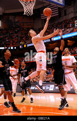 Syracuse, NY, STATI UNITI D'AMERICA. 28 Nov, 2014. Nov 28, 2014: Santa Croce a Siracusa al Carrier Dome in Syracuse, New York. © csm/Alamy Live News Foto Stock