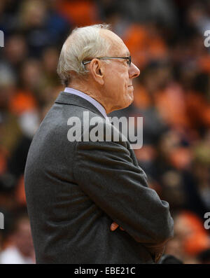 Syracuse, NY, STATI UNITI D'AMERICA. 28 Nov, 2014. Nov 28, 2014: Siracusa head coach Jim Boeheim guarda come Siracusa sconfitto Santa Croce 72-48 al Carrier Dome in Syracuse, New York. © csm/Alamy Live News Foto Stock