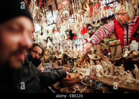 Norimberga, Germania. 28 Nov, 2014. Un fornitore vende decorazioni di Natale a Norimberga il Mercatino di Natale di Norimberga, Germania, nov. 28, 2014. Il Norimberga Mercatino di Natale, uno dei più antichi in Germania, si è aperta il venerdì. © Zhang ventola/Xinhua/Alamy Live News Foto Stock