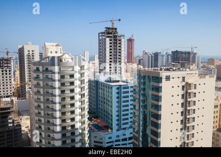 Moderni edifici per uffici e alberghi sono in costruzione nella città di Manama City, Bahrain Foto Stock