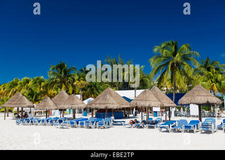 Caraibi spiaggia con ombrelloni e lettini, Cancun, Messico Foto Stock