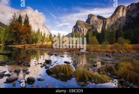 El Capitan Bridal Viel cade Merced River il Parco Nazionale di Yosemite Foto Stock