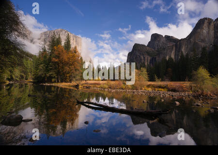 El Capitan Bridal Viel cade Merced River il Parco Nazionale di Yosemite Foto Stock