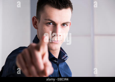 Giovane uomo che lavora in ufficio, Mannheim, Baden Wurttemberg, Germania Foto Stock