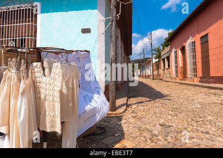 Close-up di un negozio di Souvenir e scene di strada, Trinidad, Cuba, West Indies, dei Caraibi Foto Stock