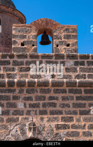 Close-up di campana e muro di pietra, fortezza Castillo de Jagua, Cienfuegos province, Cuba, West Indies, dei Caraibi Foto Stock