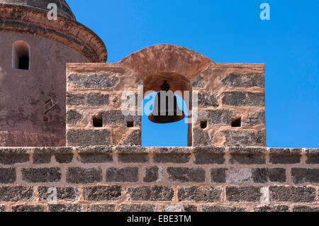 Close-up di campana e muro di pietra, fortezza Castillo de Jagua, Cienfuegos province, Cuba, West Indies, dei Caraibi Foto Stock