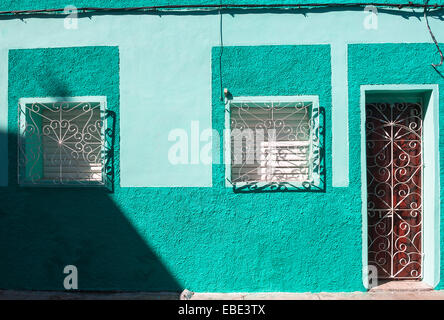 Close-up di edificio colorato, scene di strada, Sanctis Spiritus, Cuba, West Indies, dei Caraibi Foto Stock