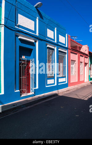Gli edifici colorati, scene di strada, Sanctis Spiritus, Cuba, West Indies, dei Caraibi Foto Stock