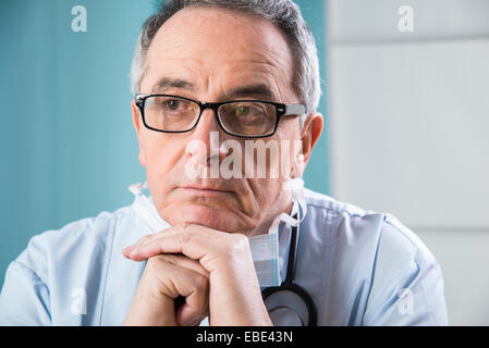 Close-up di medico appoggiata sulle mani Foto Stock