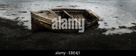 Close-up di decadere barca da pesca con la bassa marea, Isola di Skye in Scozia Foto Stock
