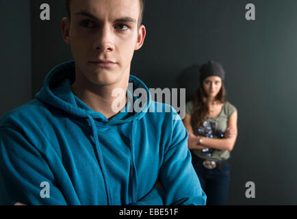 Ragazza adolescente e giovane uomo sostenendo, Studio Shot Foto Stock