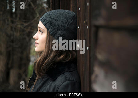 Ritratto di ragazza adolescente all'aperto indossando hat, Germania Foto Stock