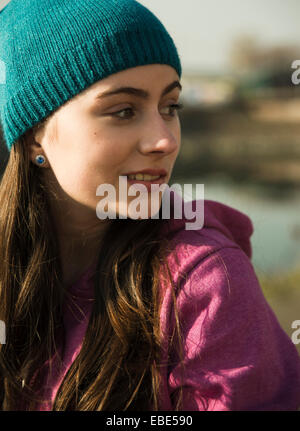 Close-up portrati della ragazza adolescente all'aperto indossando toque, guardando al lato, Germania Foto Stock