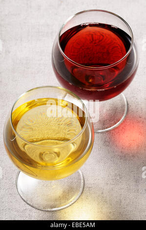 Bicchieri di vino rosso e vino bianco, Studio Shot Foto Stock