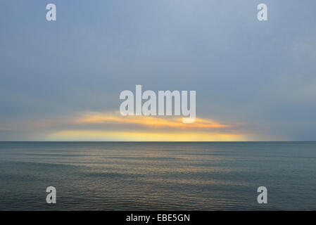 Mar Baltico al crepuscolo, Darss West Beach, Darss, Fischland-Darss-Zingst, la Pomerania Occidentale, Germania Foto Stock