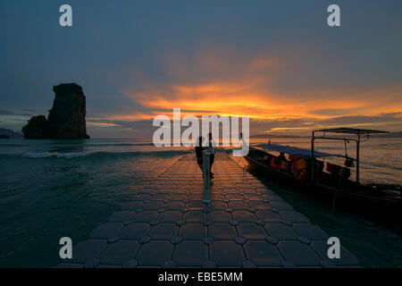 Tramonto sul molo, Pai Plong Bay, Ao Nang, Thailandia Foto Stock