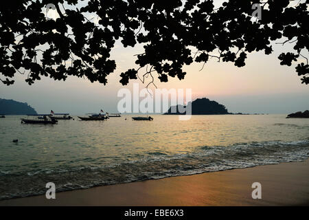 Tramonto al Nipah Bay e Coral Island, Pulau Pangkor, Perak, Malaysia Foto Stock