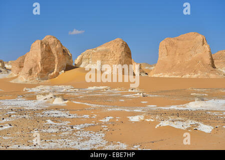 Le formazioni rocciose in Bianco Deserto Deserto Libico, il Deserto del Sahara, Nuova Valle Governatorato, Egitto Foto Stock