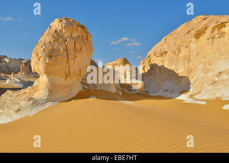 Le formazioni rocciose in Bianco Deserto Deserto Libico, il Deserto del Sahara, Nuova Valle Governatorato, Egitto Foto Stock