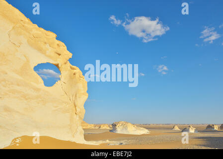 Le formazioni rocciose in Bianco Deserto Deserto Libico, il Deserto del Sahara, Nuova Valle Governatorato, Egitto Foto Stock