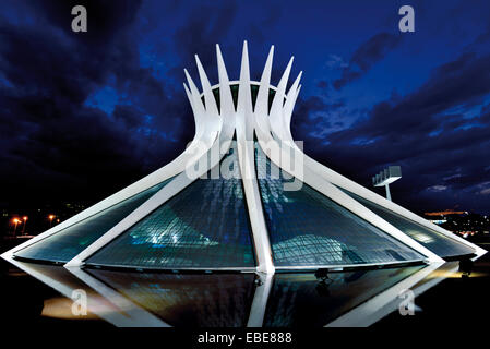 Il Brasile, Brasilia: vista notturna della Cattedrale futuristica Nossa Senhora Aparecida da Oscar Niemeyer Foto Stock