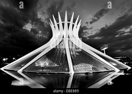 Il Brasile, Brasilia: vista notturna della cattedrale di Nossa Senhora Aparecida nella versione in bianco e nero Foto Stock