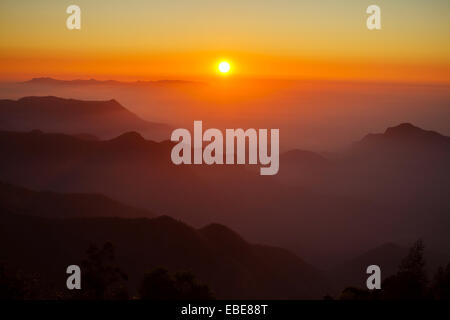Bellissima alba sulle montagne Foto Stock