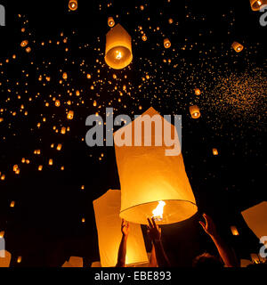 Lanterne galleggianti durante il Yi Peng Festival in Chiang Mai Thailandia Foto Stock