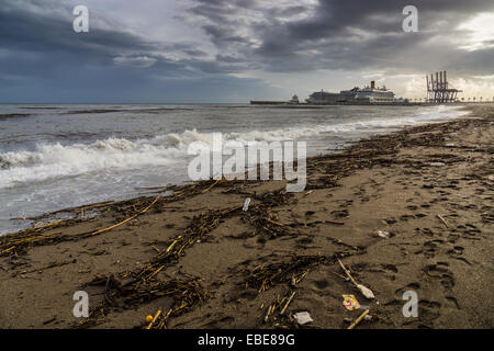 Spiaggia MALAGUETA dopo tempesta lettiera SULLA SPIAGGIA DI NAVI DA CROCIERA IN BACKGROUND MALAGA Andalusia Spagna Foto Stock