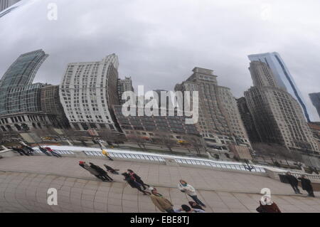 Immagine distorta della skyline di Chicago sul Cloud Gate, un acciaio inossidabile scultura. Foto Stock