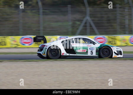 Imola, Italia - 11 Ottobre 2014: un Audi R8 LMS di Audi Sport Italia Team, pilotato da Dindo Capello e Zonzini Emanuele Foto Stock