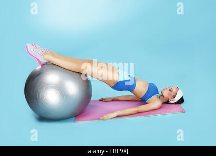 Addominali esercizio. Sportivo da donna con palla Fitness Foto Stock