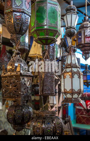 Lampade orientali sul mercato di Marrakech Foto Stock