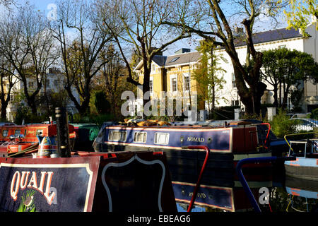 Narrowboats a Little Venice - Blomfield Road, Londra - giornata autunnale da Regent's Canal nella zona ovest di Londra Foto Stock