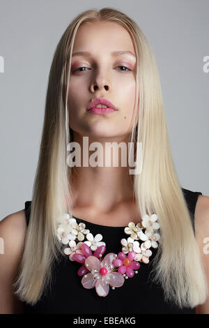 Capelli lunghi biondo con Ghirlanda primaverile sul collo Foto Stock