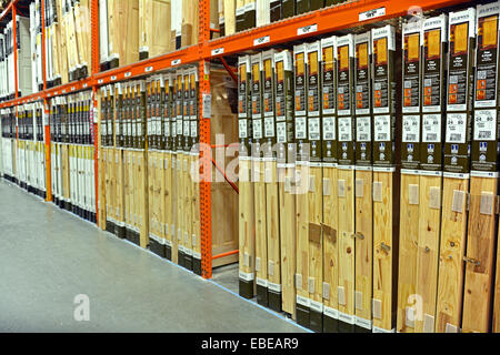 Una fila di molte porte in legno per vendita a Home Depot in College Point, Queens, a New York City Foto Stock