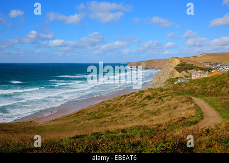 South West coast path Watergate Bay Cornwall Inghilterra REGNO UNITO Cornish nord tra Newquay e Padstow blu del mare e del cielo Foto Stock