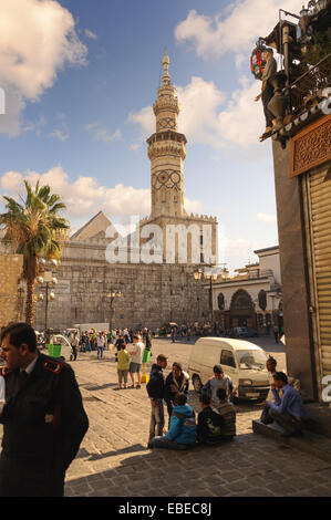 Umayyad minareto della moschea da Al-Hamidiyah Souq nella città vecchia di Damasco. Il Minareto di Qaitbay fu costruito nel 1488. Foto Stock