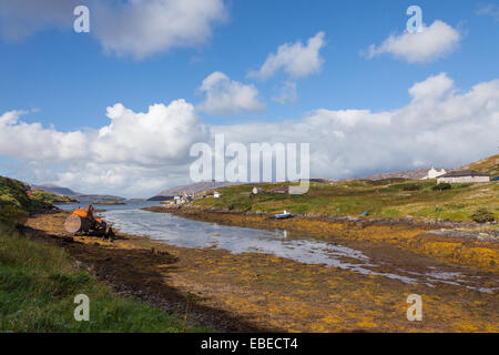 Rusty caldaia sul litorale in Goring, vicino Harris, Scozia. Foto Stock