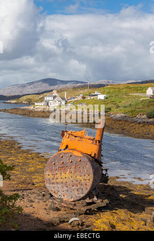 Rusty caldaia sul litorale in Goring, vicino Harris, Scozia. Foto Stock