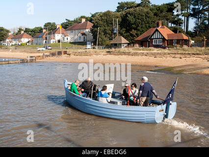 Piccolo traghetto fiume Deben tra Bawdsey Quay e Felixstowe Ferry, Suffolk, Inghilterra, Regno Unito Foto Stock