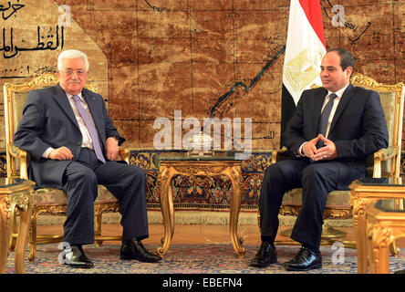 Il Cairo, Egitto. 29 Nov, 2014. Il presidente palestinese Mahmud Abbas incontra il presidente egiziano Abdel Fattah al-Sisi al Cairo il 29 novembre, 2014 © Thaer Ganaim APA/images/ZUMA filo/Alamy Live News Foto Stock