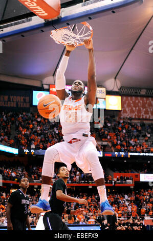 Nov. 28, 2014 - Syracuse, NY, STATI UNITI - Nov 28, 2014: Siracusa avanti Natale Rakeem #25 ottiene la dunk durante la seconda metà del gioco come Siracusa sconfitto Santa Croce 72-48 al Carrier Dome in Syracuse, New York. Foto Stock