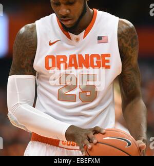 Nov. 28, 2014 - Syracuse, NY, STATI UNITI - Nov 28, 2014: Siracusa avanti Natale Rakeem #25 durante la seconda metà del gioco come Siracusa sconfitto Santa Croce 72-48 al Carrier Dome in Syracuse, New York. Foto Stock