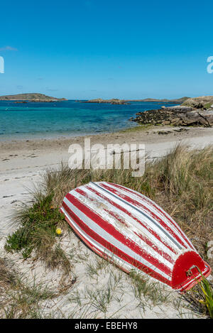 Barca capovolta sulla spiaggia vicino fortino punto. Tresco, isole Scilly, Cornwall, Regno Unito Foto Stock